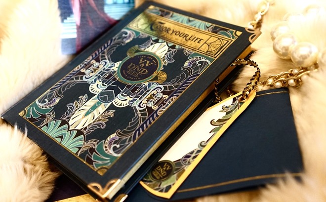 Hình dáng bên ngoài chiếc thiệp cưới trông như những quyển truyện tranh cổ của Châu Âu với các đường nét vẽ tinh xảo, đẹp mắt. Ngay trên phần bìa ngoài của thiệp ghi dòng chữ bằng tiếng Anh: "Color your life" cùng tên viết tắt của hai nhân vật chính: VV - DND.