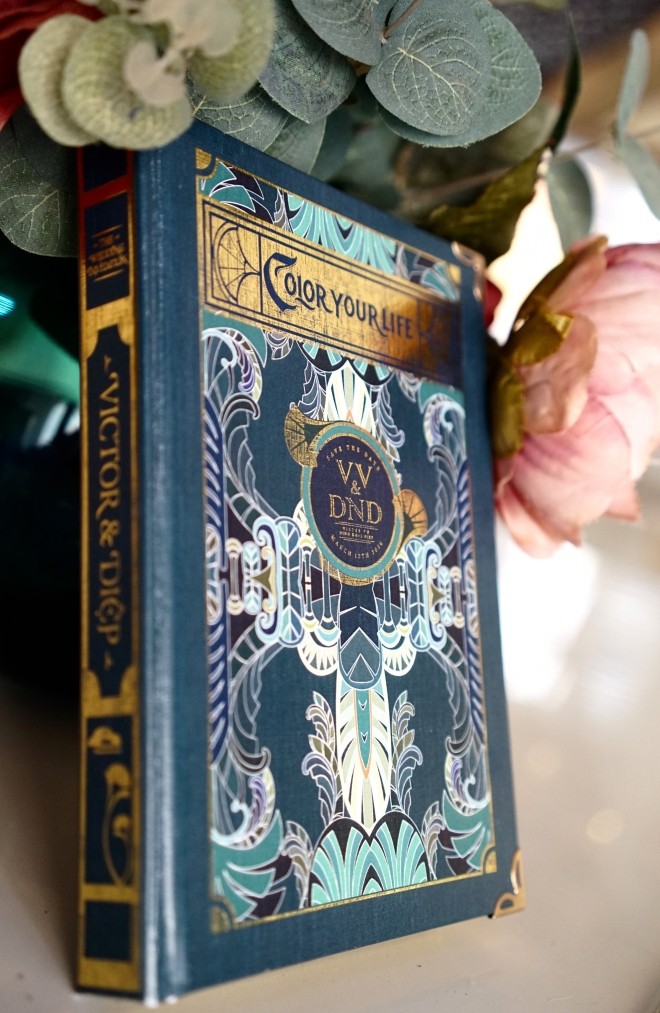 Ngay trên phần bìa ngoài của thiệp ghi dòng chữ bằng tiếng Anh: "Color your life" cùng tên viết tắt của hai nhân vật chính: VV - DND.