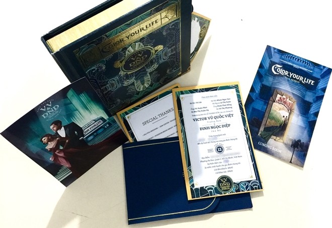 Hình ảnh của Vicotr Vũ và Đinh Ngọc Diệp được vẽ lại giống như hoàng tử và công chúa trong truyện cổ tích. Cùng với đó là một bức thiệp vuông được chính chủ nhân nắn nót ghi tên khách mời.