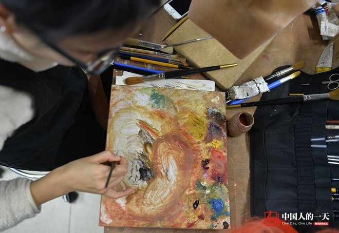 Do mỗi ngày có nhiều du khách đến tham quan, tượng sáp sẽ bị hao mòn. Chỉnh sửa màu da phải cẩn thận pha màu trước, sau đó từ từ bổ sung, trả lại làn da thật cho tượng sáp. Đây là công việc quan trọng trong việc bảo vệ tượng sáp hàng ngày. Tất cả màu sơn đều được mua tại Anh, sử dụng theo tỷ lệ nhất định.