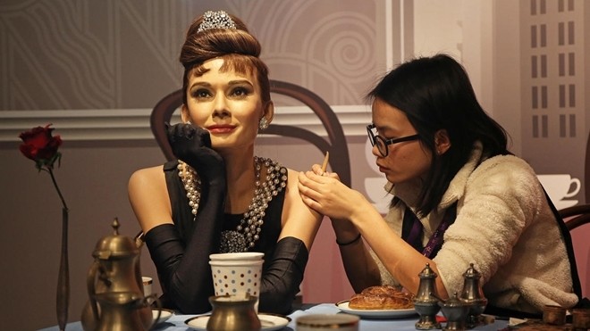Đạt Phân chỉnh sửa tượng sáp Audrey Hepburn với tạo dáng kinh điển trong bộ phim Breakfast at Tiffany's. 
