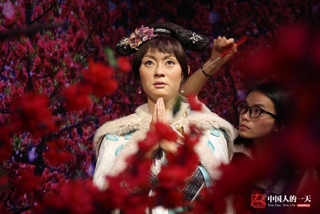 Đạt Phân chỉnh lại tượng sáp của Tôn Lệ trong bộ phim “Chân Hoàn truyện”.