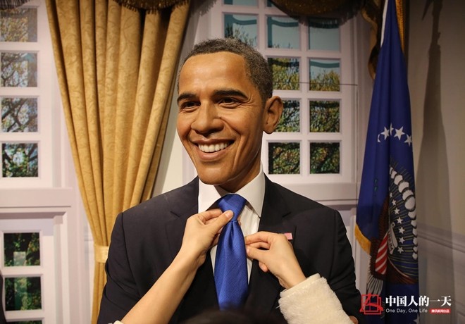 Đạt Phân thắt cà vạt cho ông Obama.