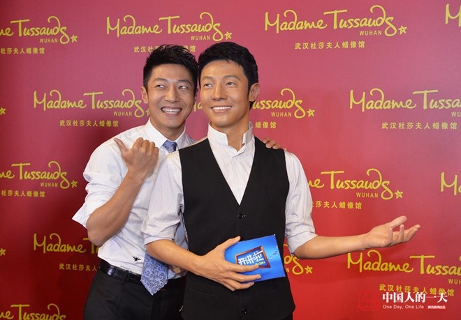 Táp Bối Ninh chụp hình với tượng sáp của mình. Trang phục của tượng sáp rất quý, thường do những người nổi tiếng quyên tặng hoặc nhà thiết kế nổi tiếng thiết kế.