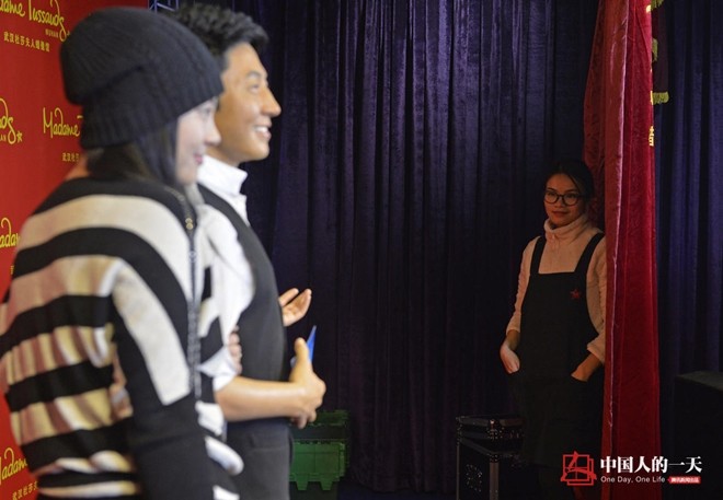  Sau khi xong nghi thức khai mạc trưng bày tượng sáp, du khách bước lên chụp hình lưu niệm với thần tượng của mình, Đạt Phân đứng ở xa trông chừng.