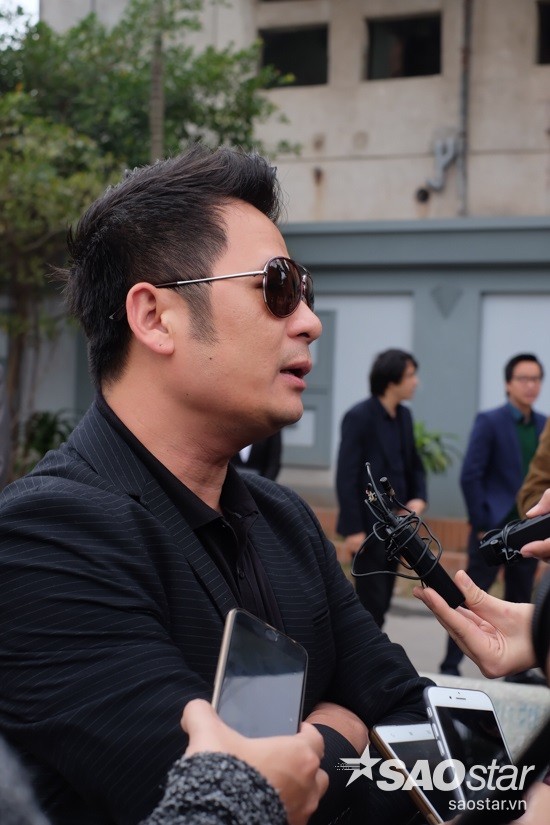 Bằng Kiều trả lời phỏng vấn cùng các cơ quan truyền thông. Giọng ca hải ngoại chia sẻ về những kỷ niệm và ấn tượng của anh đối với nhạc sĩ Lương Minh.