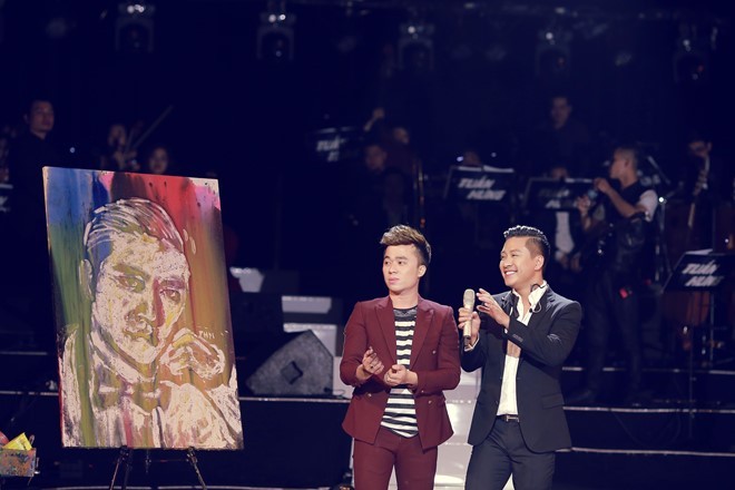 Bức tranh được họa sĩ Phạm Hồng Minh trực tiếp vẽ Tuấn Hưng trên sân khấu được mua đấu giá với con số lên tới 175 triệu đồng. Toàn bộ số tiền được chuyển vào quỹ hỗ trợ cho các bệnh nhân ung thư tại bệnh viện K Tân Triều, Hà Nội.