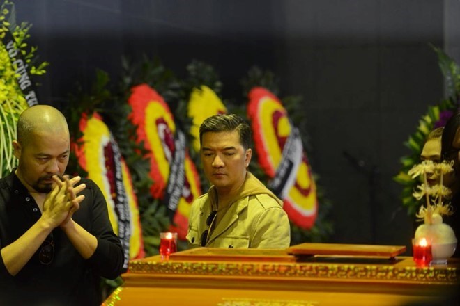 Nhà thiết kế Đức Hùng, ca sĩ Đàm Vĩnh Hưng xúc động nhìn nhạc sĩ Lương Minh lần cuối. Ảnh: Tuấn Mark