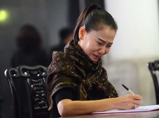 Thu Minh khóc nức nở trong lễ viếng. Ảnh: Tuấn Mark