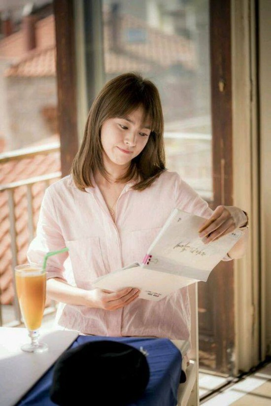 Blouse hồng phớt làm nổi bật làn da không tì vết của cô.