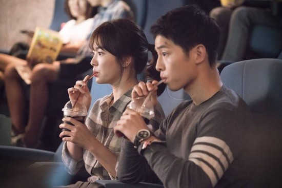 Hay họa tiết kẻ sọc cùng tông mau đất khi cô và Si Jin cùng đi xem phim.