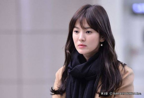 Thanh lịch trong chiếc dress coat màu da bò cùng khăn đen.