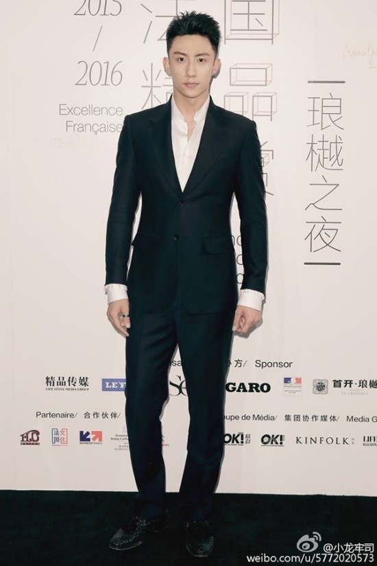 Hoàng Cảnh Du đẹp như tượng trên thảm đỏ sự kiện.