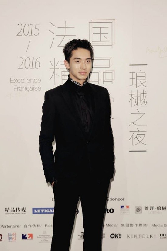 Hứa Ngụy Châu cũng bảnh bao với vest đen. Tuy nhiên, họ đã không chụp ảnh chung trên thảm đỏ.