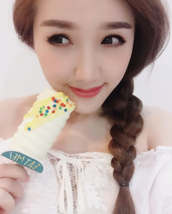 Xinh hơn trong kiểu tóc kết hơi bất quy tắc một tí.