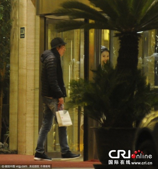 Lâm Canh Tân là người thường có phát ngôn chê bai vụn vặt. Anh gần đây lộ ảnh vào khách sạn với một phụ nữ lạ.