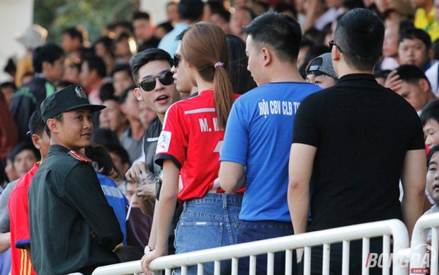 Một chút rắc rối nhỏ khi ông bầu Khắc Tiệp muốn đưa dàn mẫu của mình vào khu vực khán đài Vip.