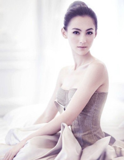 Giữa tâm bão, Trương Bá Chi đã chọn cách im lặng.