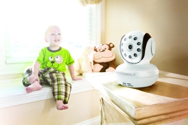 Quá sợ hãi, hai vợ chồng tức tốc gọi điện cho Foscam, công ty sản xuất bộ thiết bị giám sát. Phía nhà cung cấp cũng xác nhận rằng thiết bị của họ hoàn toàn có thể bị tấn công và điều khiển từ xa bởi bất kỳ ai sở hữu một chiếc điện thoại thông minh hoặc máy tính xách tay.