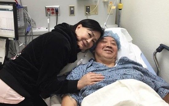 NSƯT Bảo Quốc đã hồi tỉnh sau ca phẫu thuật bên con gái là nghệ sĩ Hồng Loan.