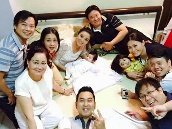 Hình ảnh NSƯT Bảo Quốc vui vẻ bên con cháu trong chuyến về Việt Nam hồi cuối năm 2015.