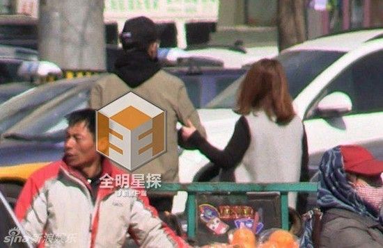 Sáng hôm sau hai người cùng đến studio.