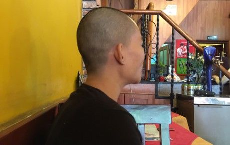 Người mẹ trẻ vừa xuống tóc để thực hiện ý nguyện vì tìm lại được con. 