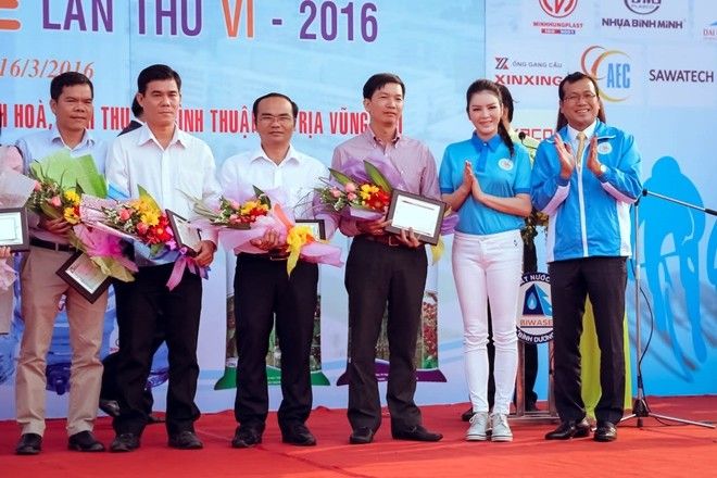 Lý Nhã Kỳ xinh đẹp trong buổi khai mạc Giải đua xe đạp nữ quôc tế Bình Dương mở rộng tranh cúp Biwase lần thứ VI- năm 2016 được tổ chức tại Bình Dương.