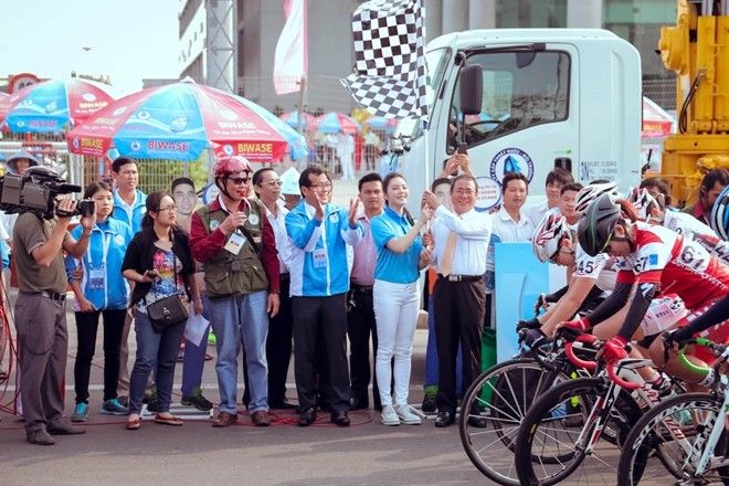 Lý Nhã Kỳ đã được trao nhiệm vụ cùng ông Trần Văn Nam - Uỷ viên Ban chấp hành Trương ương Đảng, Bí thư tỉnh uỷ Bình Dương phất cờ lệnh khai mạc.