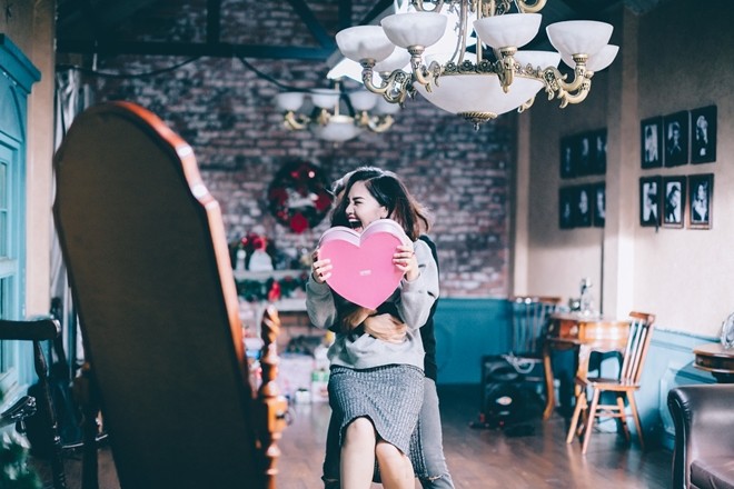 Miu Lê tâm sự: "Ban đầu Miu có hơi lo lắng về phần hình ảnh trong MV vì Miu lớn tuổi hơn Lou, sợ lên hình đóng vai người yêu sẽ bị khập khiễng và chênh lệch. Nhưng cuối cùng sau nhiều giai đoạn chuẩn bị để rồi ra thành phẩm, Miu thấy có vẻ rất ổn. Về Lou Hoàng, Lou là một người em, một người đồng nghiệp rất ngoan ngoãn và đáng yêu, có năng lực lẫn năng lượng, Miu hi vọng Lou sẽ thành công hơn sau sản phẩm này để bước tiếp đoạn đường dài phía trước. Còn về OnlyC, Miu chỉ nói ngắn gọn, đó là một người anh, người thầy mà Miu luôn có lòng tin trong âm nhạc lẫn trong cuộc sống."