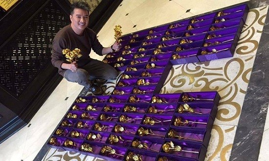 Đàm Vĩnh Hưng là sao Việt chịu khó “nựng” fan nhất showbiz.