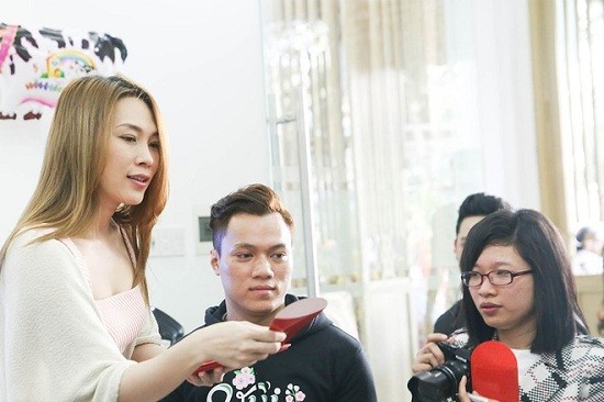 Mỹ Tâm rất gần gũi và thân thiết với fan,