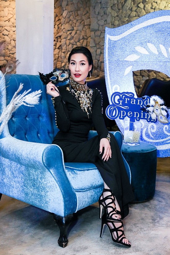 Nữ diễn viên ''Bộ ba rắc rối'' gây ấn tượng với phong cách sang trọng quyền lực.