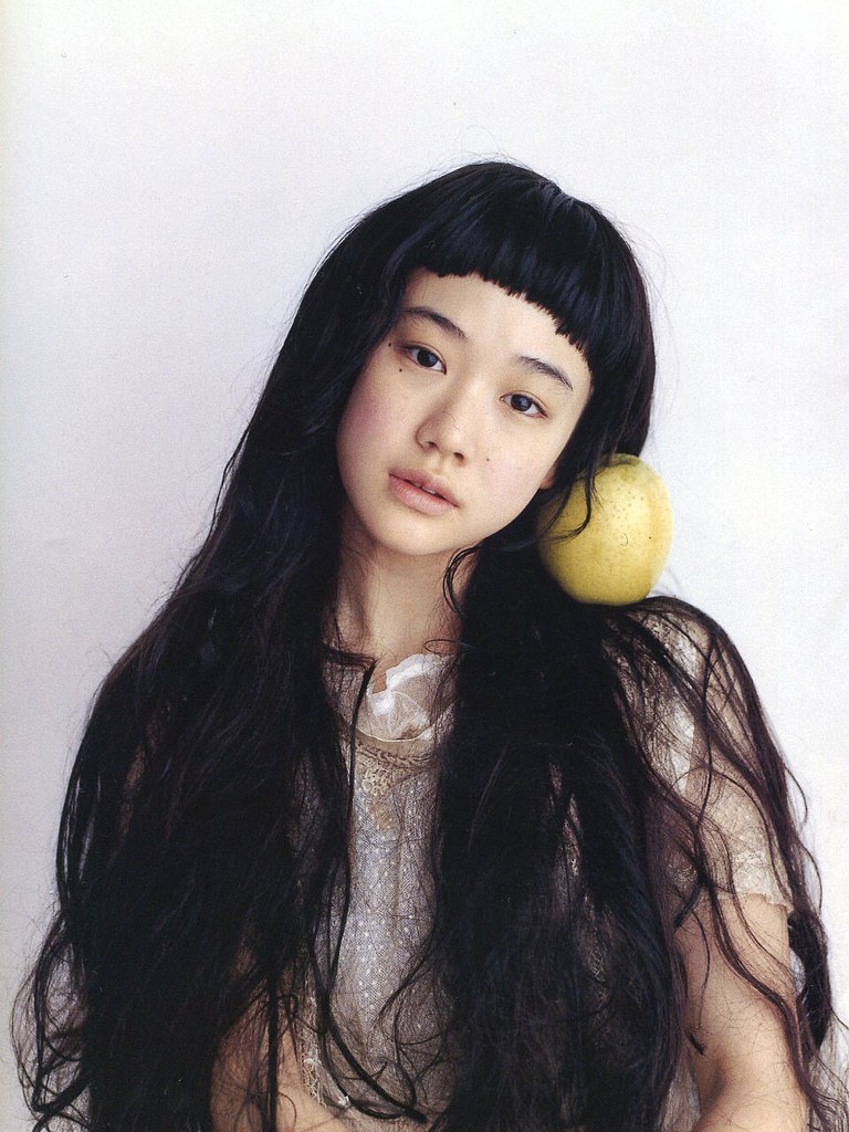 Đầu năm 2010, Song Joong Ki tiết lộ anh hâm mộ nữ diễn viên người Nhật Yu Aoi - người nổi tiếng với diễn xuất sống động cũng như vẻ đẹp thuần khiết.