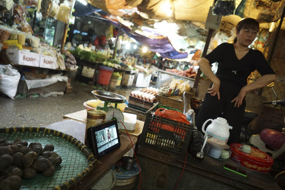 Chỉ cần chiếc máy tính bảng nối mạng và một bộ loa di động nhỏ là mọi người có thể bắt đầu buổi tập Aerobic ngay tại chỗ.