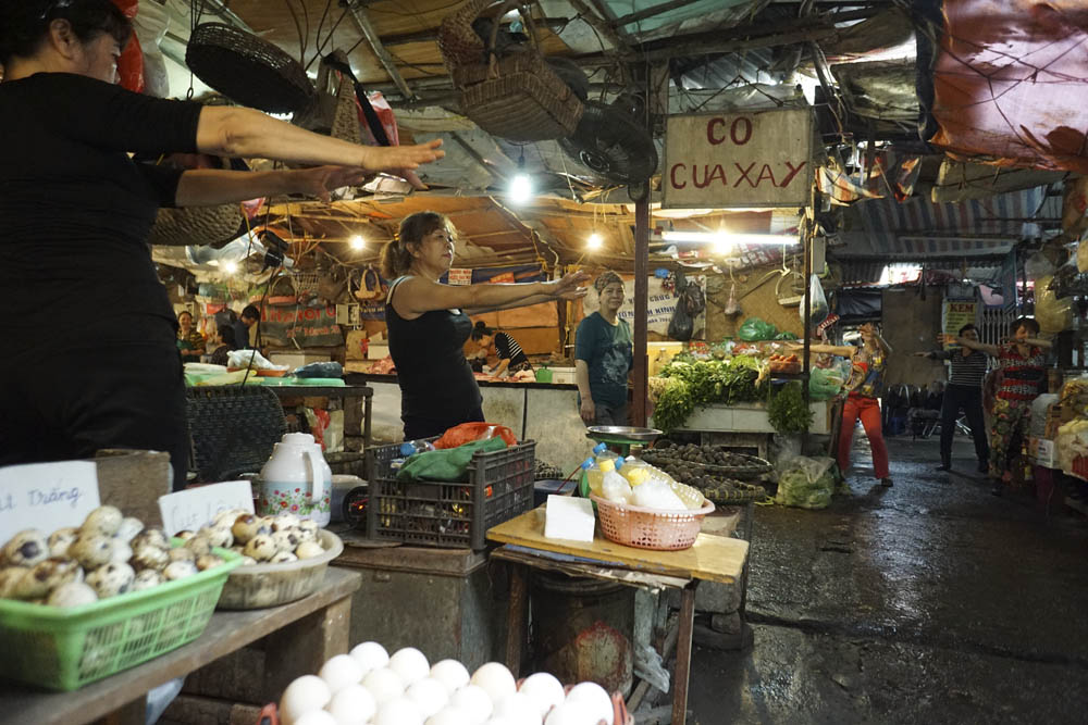 Vào 14h chiều, một nhóm khác lại bắt đầu buổi tập Aerobic tại khu vực bán rau củ quả. Nhóm này do chị Dương Thị Dung (người áo đỏ) khởi xướng. Năm nay chị Dung đã 57 tuổi. Chị chia sẻ, cứ mỗi khi gần đến giờ tập là thấy háo hức, tinh thần cũng vì thế rất vui.