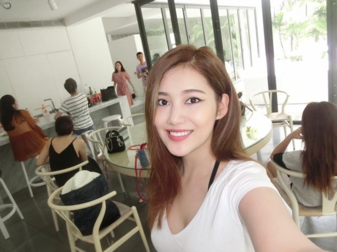 Rạng rỡ ngay cả khi ít trang điểm.