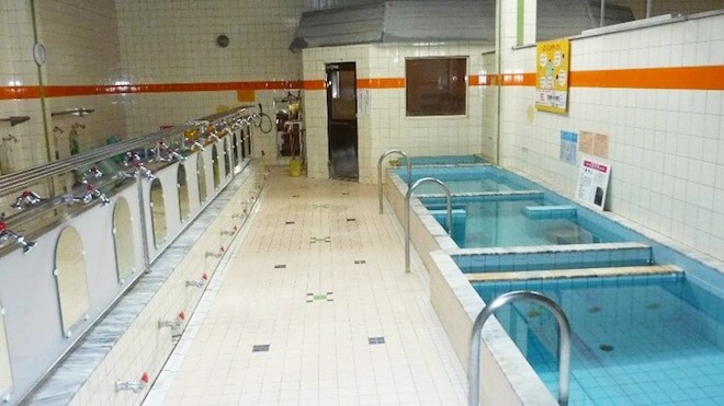 Bên trong phòng tắm sạch sẽ với vòi hoa sen và bồn ngâm. 