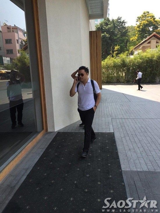 Victor Vũ tranh thủ đến Gem Center - địa điểm diễn ra tiệc cưới để quan sát tiến độ chuẩn bị.