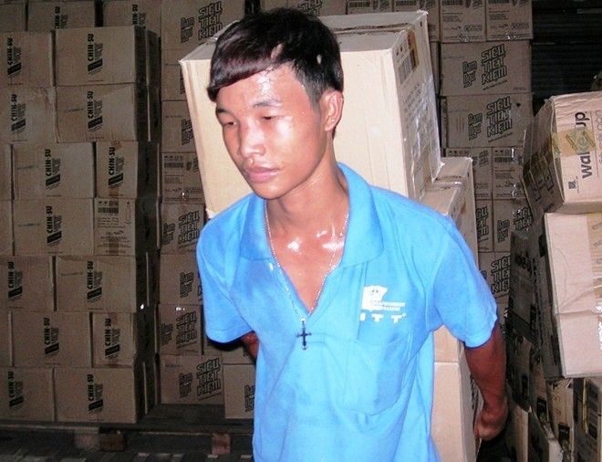 Thời điểm Hào Anh đi làm bốc vát và bị tình nghi tham gia một vụ trộm.