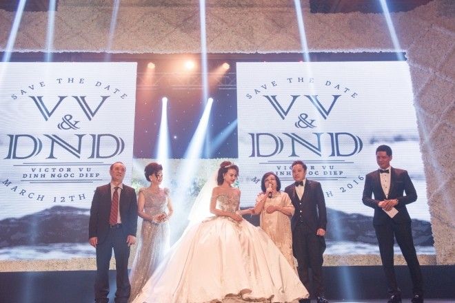 Trong dạ tiệc cưới vào tối 12/3, Victor Vũ - Đinh Ngọc Diệp trình chiếu phim ngắn về tình yêu khi bắt đầu sự kiện như một lời chào mở đầu đến tất cả quan khách.