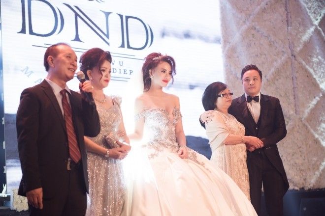 rên sân khấu, gia đình hai bên gửi những lời chúc "100 năm hạnh phúc - Sắc cầm hoà hợp" đến cô dâu chú rễ. Riêng bố của cô dâu Ngọc Diệp gửi tặng hai con và quan khách một bài thơ do ông sáng tác.