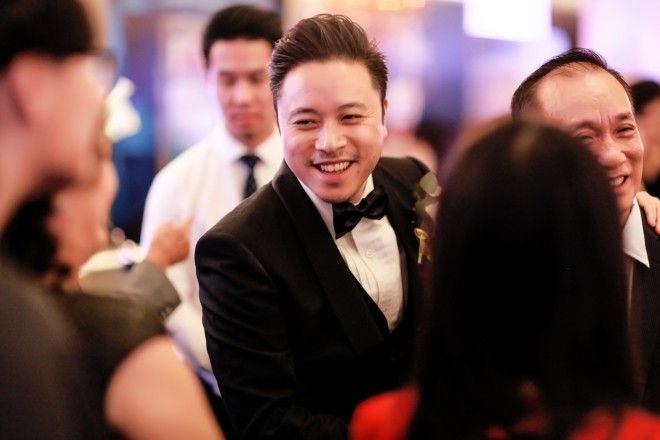 Đạo diễn Victor Vũ đến cảm ơn bạn bè đã tới tham dự lễ cưới.