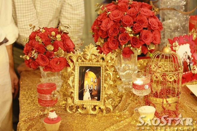 Tiệc cưới của Nam Cường được trang trí theo phong cách phương Tây với gam màu đỏ vàng làm chủ đạo.