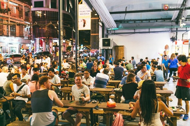 Không gian ngồi cùng nhau ở khu chợ ẩm thực đang nổi tiếng nhất nhì Sài Gòn