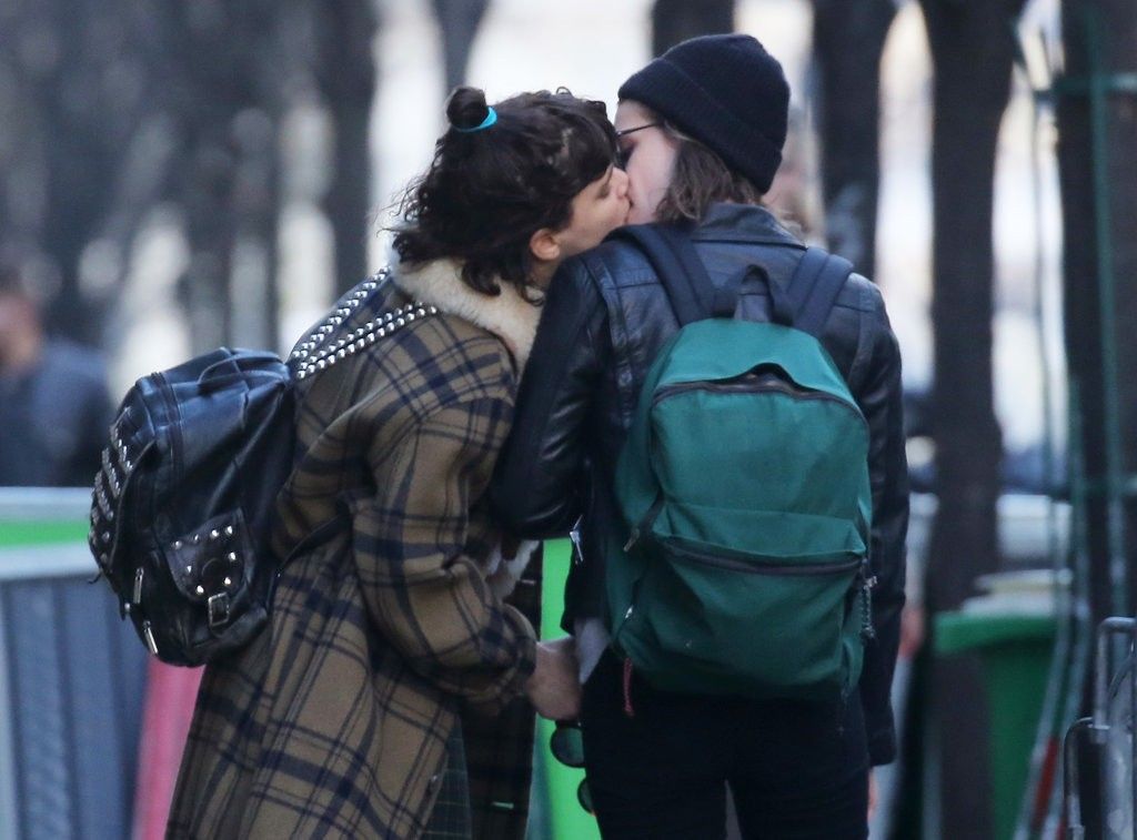 Người đẹp Twilight diện trang phục da cá tính, còn bạn gái tin đồn khoác lên người bộ đồ họa tiết kẻ ăn ý, trông SoKo trẻ trung hơn so với số tuổi 30. Cặp đôi nắm tay chặt dạo phố, trong một khoảnh khắc SoKo đặt lên môi Kristen một nụ hôn.