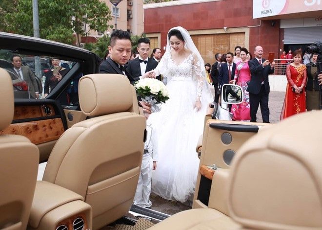 Sau khi tổ chức hôn lễ xong, Trà My được chú rể đưa lên xe mui trần.
