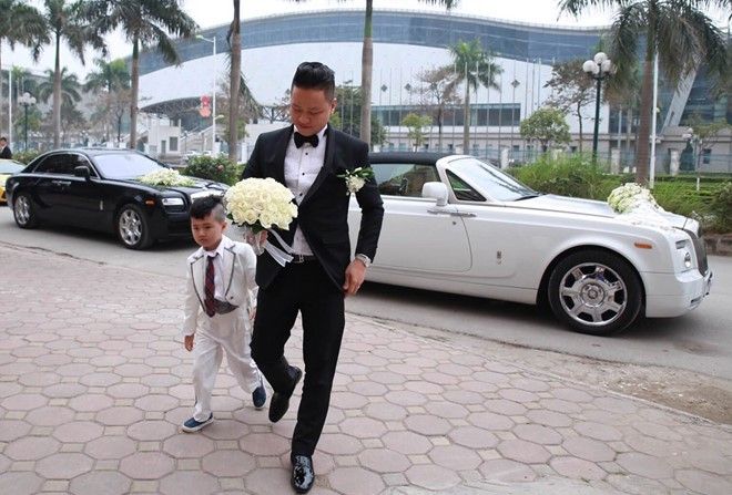 Chú rể diện vest bảnh bao tiến vào nhà cô dâu. Anh hơn cô dâu chục tuổi nhưng ngoại hình khá trẻ trung, cân xứng.