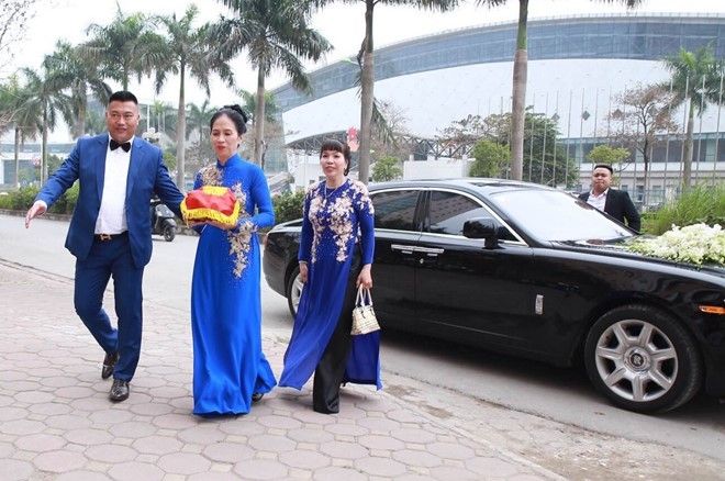 Đoàn nhà trai mang sính lễ rước dâu.