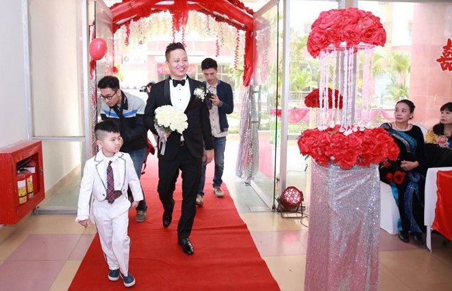 Chú rể luôn nở nụ cười rạng rỡ.